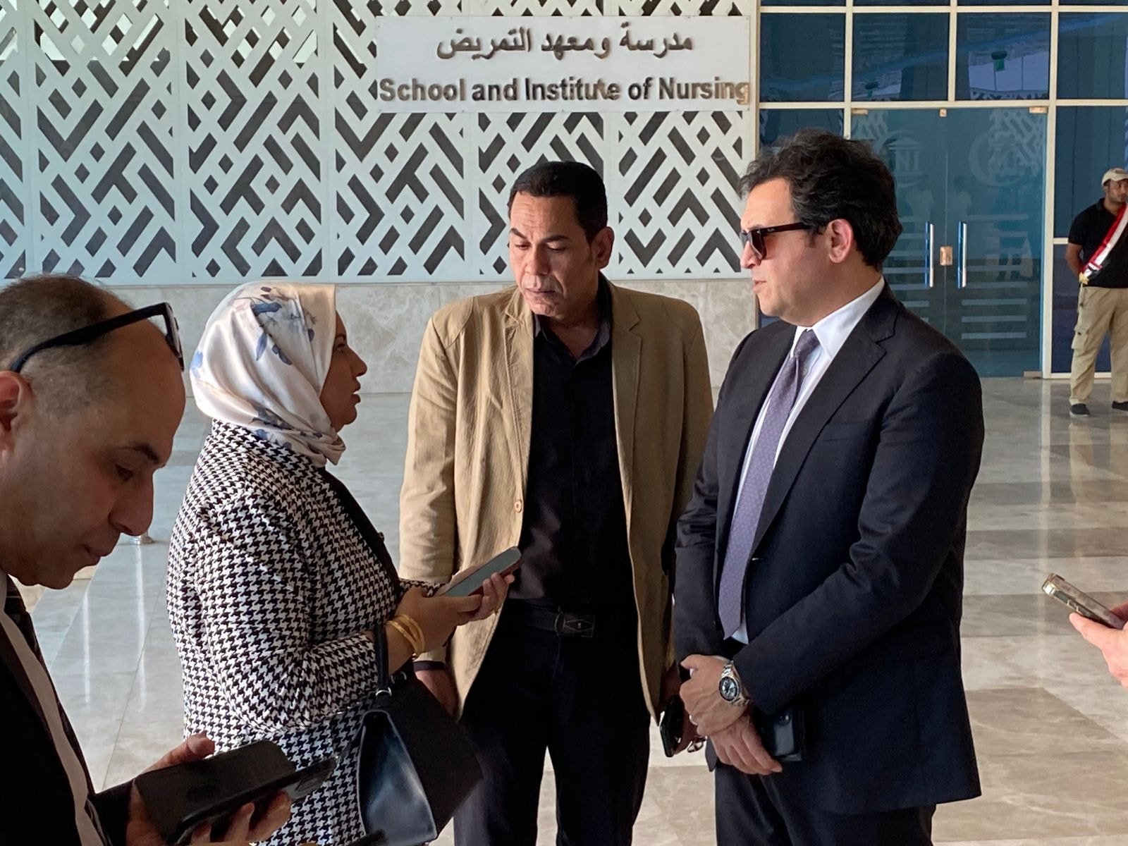 وزير الثقافة يتابع بمستشفى معهد ناصر إجراءات خروج جثمان صنع الله إبراهيم وتشييعه