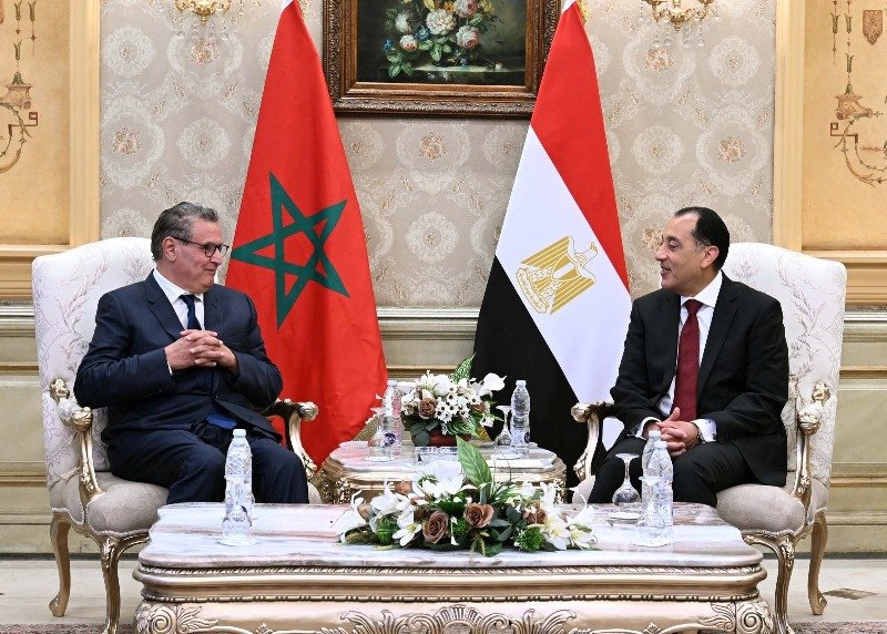 رئيس الوزراء يستقبل نظيره المغربي بمطار القاهرة لتعزيز التعاون الثنائي
