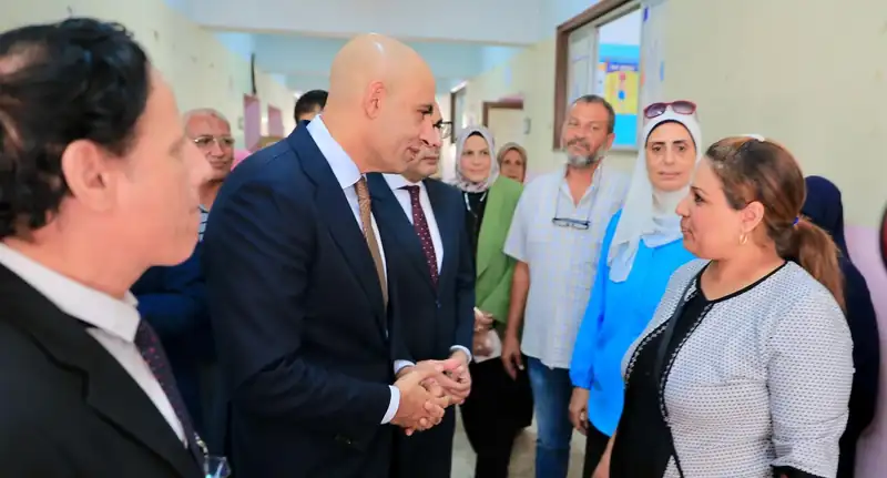 وزير التربية والتعليم يتفقد مدارس عين شمس ومدينة السلام ويتابع تسليم الكتب