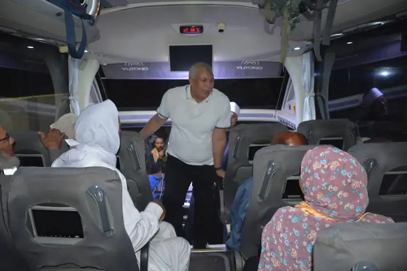 محافظ الوادي الجديد يودّع الفوج الأول من الفائزين برحلات العمرة