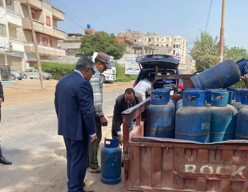 محافظ الدقهلية يوقف أحد بائعي أسطوانات الغاز بمنية النصر في جولة مفاجئة