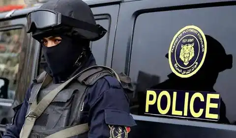 تزن 300 كيلو.. فتاة تستنجد بالشرطة لإنزالها من الطابق الثاني