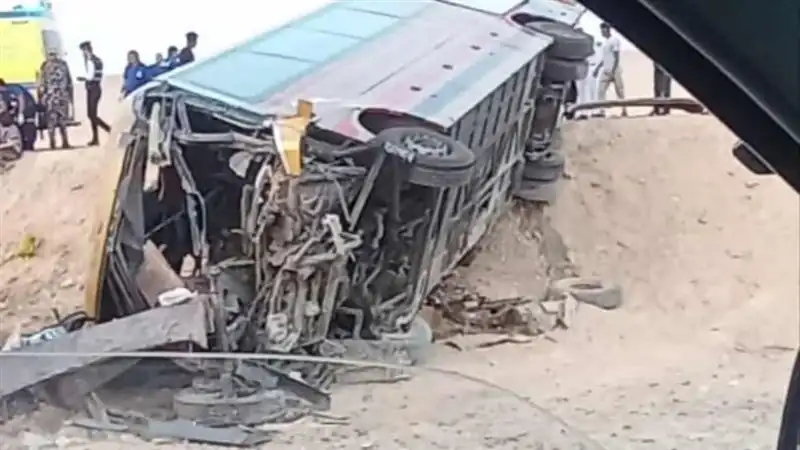 إصابة 31 شخصا في انقلاب أتوبيس نقل عام بالوادي الجديد