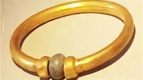 قررت المحكمة المختصة تأجيل محاكمة المتهمين بسرقة الأسورة الأثرية من داخل المتحف المصري إلى جلسة 14 ديسمبر. وكانت التحقيقات قد كشفت أن المتهم الثاني تعامل مع الواقعة بحسن نية، ولم يكن يعلم أن الأسورة أثرية أو مسروقة، مؤكدًا أنه تعرف على المتهمة الأولى باعتبارها جارته، وأنه تدخل كوسيط لمساعدتها في بيع الأسورة. وأوضح المتهم أن دوره اقتصر على الوساطة بين المتهمة الأولى والمتهم الثالث في منطقة الصاغة، حيث يعمل كوسيط مقابل عمولة. فيما أقر أن المتهمة الأولى قامت بكسر الفص الموجود بالأسورة باستخدام زرادية لإخفاء أثرية القطعة قبل بيعها، ثم احتفظت به. تأجيل محاكمة المتهمين بسرقة الأسورة الأثرية من المتحف المصري إلى 14 ديسمبر