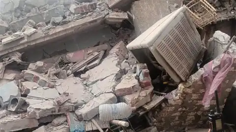إصابة 3 أشخاص وتدمير سيارتين في انهيار عقار ببولاق الدكرور