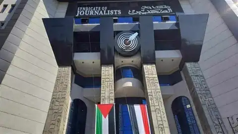 نقابة الصحفيين تشطب عبد الرحيم علي وتحمّله ورئيسة التحرير مسؤولية سلامة المعتصمين