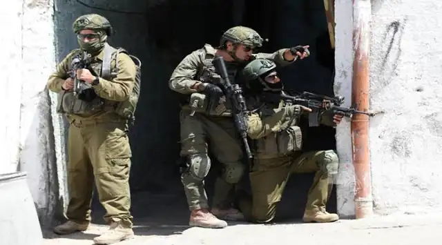 قوات الاحتلال تقتحم عدة مناطق بالضفة الغربية وتعتقل فلسطينيًا