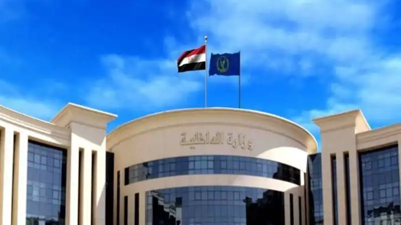 الداخلية تكشف ملابسات التعدي على قائد سيارة بالجيزة بعد حادث تصادم