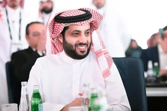تركي آل الشيخ يعلن تنظيم نزال ملاكمة عالمي بالأهرامات