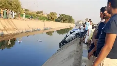 انقلاب سيارة ملاكي داخل ترعة في أوسيم.. والأهالي ينقذون قائدها